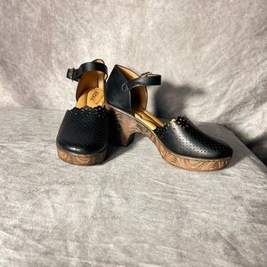 Elegant Black Platform Shoes with Floral Accents